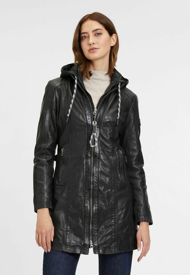 Schwarze Lederjacke mit Kapuze, silbernem Reißverschluss, Kordelzugdetails, seitlichen Taschen und tailliertem Schnitt. Glatte Textur mit minimalem Glanz.