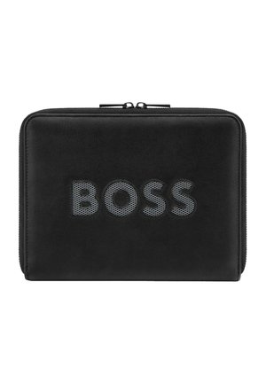 Sort rektangulær lynlåspose med tekstureret "BOSS"-logo centreret på frontpanelet.