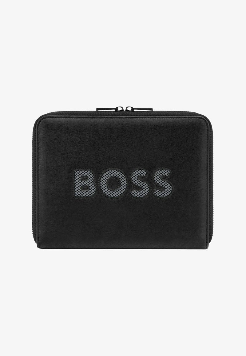 Pochette rectangulaire noire avec fermeture éclair, logo texturé "BOSS" centré sur le panneau avant.
