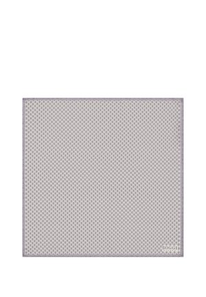 Tapis rectangulaire avec un motif floral beige et lavande, fabriqué en tissu texturé, présentant une bordure lavande unie et un petit logo.