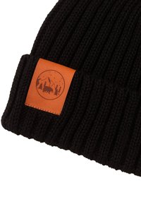 Czarna dzianinowa czapka z prążkowaną teksturą, z prostokątną brązową skórzaną łatą przedstawiającą góry i sylwetkę niedźwiedzia.