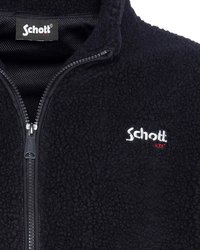 Giacca in fleece nera con zip frontale, logo Schott NYC ricamato in bianco e rosso sul lato sinistro del petto, e etichetta in tessuto abbinata all'interno del colletto.