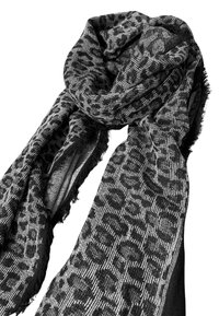 Sciarpa nera e grigia con motivo a stampa leopardata. Realizzata in tessuto leggero con bordi sfrangiati. Il design attorcigliato aggiunge texture.