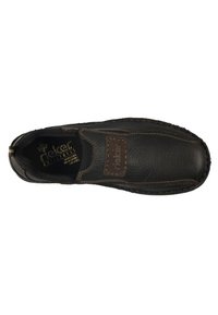 Scarpa nera in pelle slip-on con finitura testurizzata, caratterizzata da una toppa di accento marrone e cuciture a contrasto lungo i bordi.