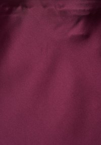 Burgundiško audinys su lygiu, šiek tiek blizgiu paviršiumi; vienoda spalva su subtiliu blizgesiu ir minimalia matoma tekstūra ar ornamentika.