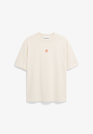 Crème-kleurig katoenen t-shirt met korte mouwen en een ronde hals. Klein oranje bloemenlogo op de borst. Eenvoudig ontwerp, zachte textuur.