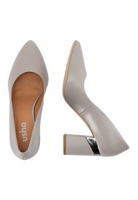 Paio di scarpe con tacco a blocco in pelle grigia chiara, con punta affusolata, marchio sulla soletta interna visibile e dettaglio argentato sul tacco.