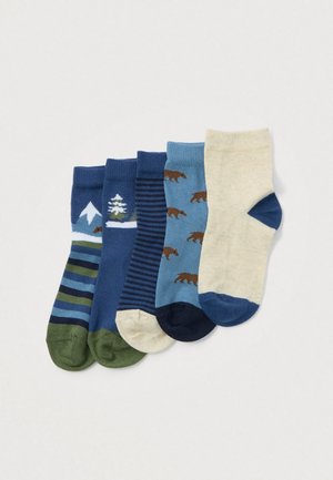Viis paari lastesokkide, millel on looduse ja loomade kujundid, sealhulgas karud, puud, mäed ja triibulised mustrid sinises, rohelises ja beežis.
