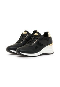 Sneakers neri con tomaie in pelle e tessuto testurizzato, dettagli dorati, colletto imbottito e suole bianche. Presentano un design sportivo con lacci.