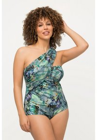 Maillot de bain asymétrique vert avec des imprimés de papillons, en tissu texturé et avec des détails froncés autour de la taille. Accents en matériel doré.