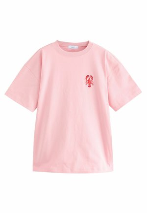 Lichtroze katoenen T-shirt met korte mouwen en een ronde hals. Heeft een klein geborduurd ontwerp van een rode kreeft op de linkerkant van de borst.