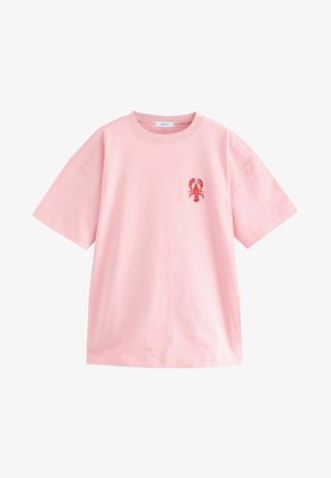 Růžové tričko s krátkým rukávem z bavlny, s červeným vyšívaným motivem humra na levé straně hrudi. Kulatý výstřih, volný střih.