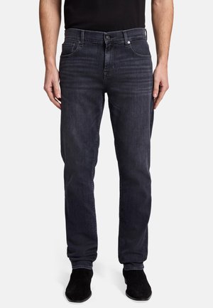 Jeans in denim scuro con vestibilità dritta, dotati di zip frontale, cinque tasche e leggere sfumature. Accentuati da hardware in tonalità argentata.