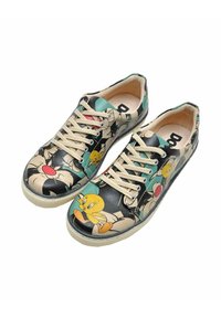 Sneaker mit einem schwarzen und cremefarbenen Design, verziert mit den Cartoonfiguren Tweety und Sylvester. Aus Canvas-Material, mit flacher Gummisohle und beigen Schnürsenkeln.