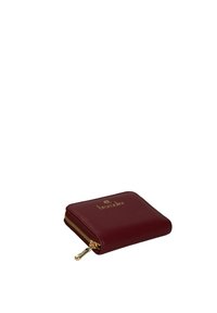 Portafoglio in pelle bordeaux con finitura testurizzata, cerniera dorata e logo in rilievo sulla parte anteriore. Forma quadrata con bordi arrotondati.
