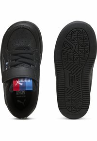 Baskets noires avec une tige en cuir, fermeture à lacets et sangle Velcro. Présente une semelle en caoutchouc texturé avec un motif de semelle.
