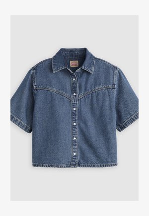Chemise en denim bleu à manches courtes avec col pointu et détail de surpiqûres à la manière Western sur le yoke.