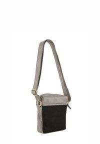 Grå crossbody taske med en glat lædertekstur, der har en mesh sort frontpanel, justerbar rem og guldfarvede metalakcenter.