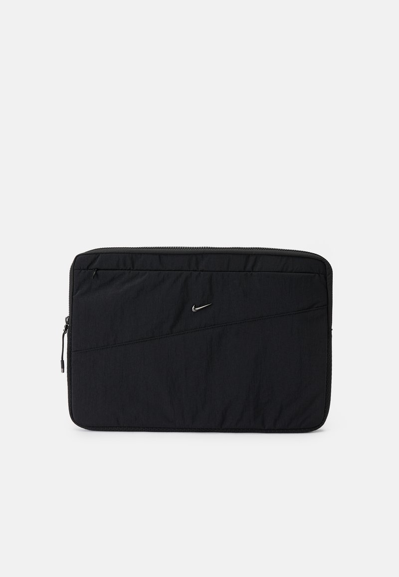 Juodas nailoninis nešiojamojo kompiuterio dėklas su tekstūruota paviršiumi, užtrauktuko uždarymu, kampuotais siūlės detalėmis ir mažuoju sidabriniu Nike swoosh logotipu priekyje.