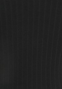 Tissu noir avec texture tricot côtelé vertical, montrant de fines lignes surélevées uniformément espacées.