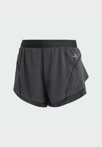 Melnas sporta šortas ar perforētu tekstūru, elastīgu jostu un slāņotu dizainu. Iekļautas divas sānu kabatas un atstarotā logo.