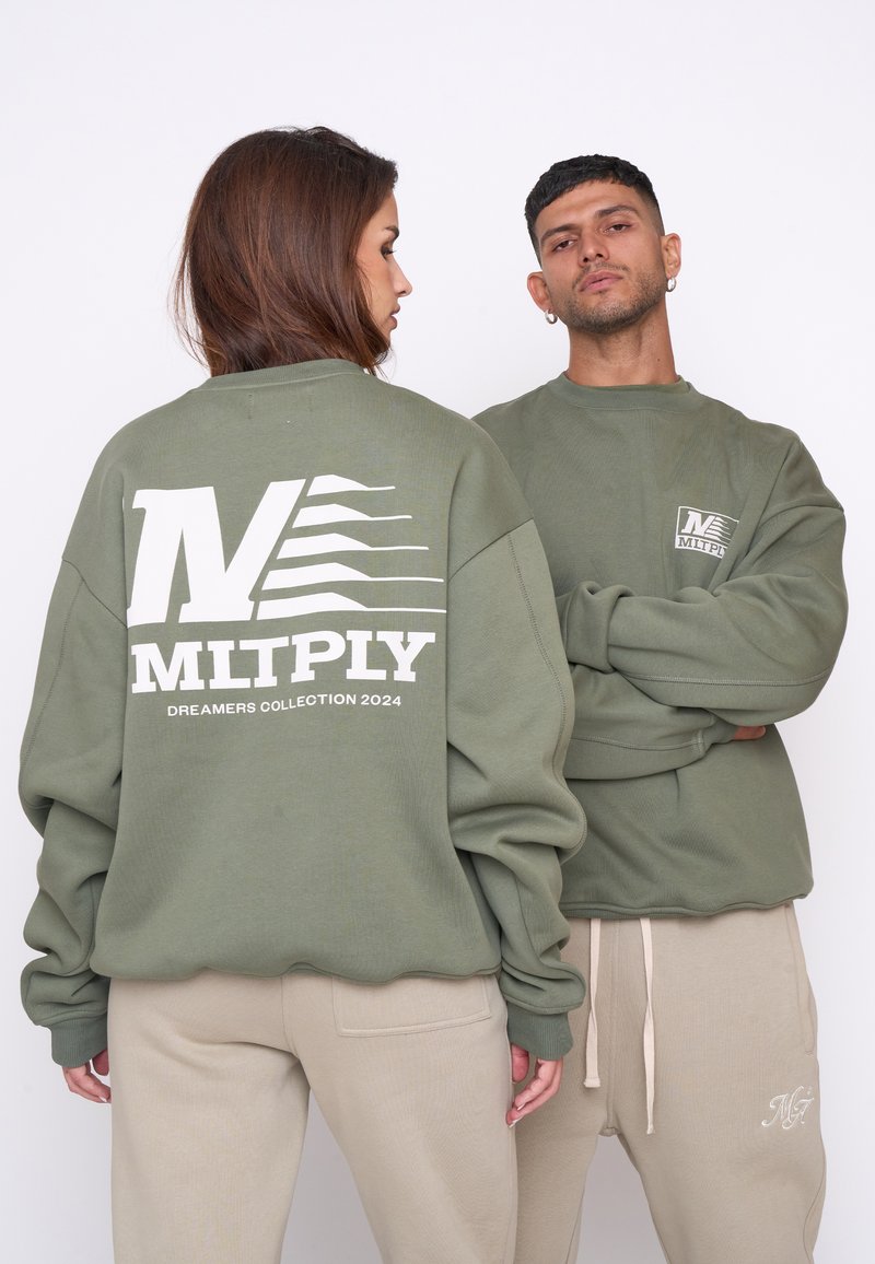 Hanorace de culoare verde măslin cu logo-uri mari albe pe spate și pe față, asortate cu pantaloni bej; croială lejeră și manșete cu nervuri.