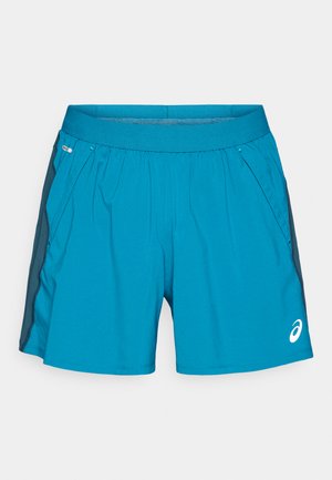 Türkisfarbene Sportshorts mit elastischem Bund, Seitentaschen und schwarzen Netz-Einsätzen an den Seiten. Auf der Vorderseite befindet sich ein weißes Logo.