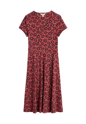 Robe rouge à manches courtes et col en V, avec un motif floral sombre et une taille froncée pour une jupe évasée.