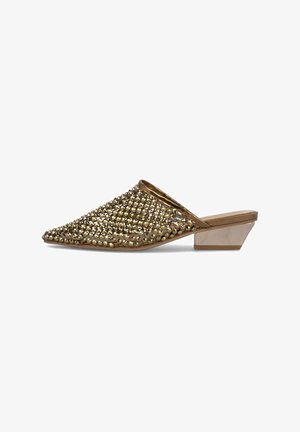 Mule dorado de punta puntiaguda con tacón bajo y cuadrado, y parte superior cubierta de tachuelas doradas reflectantes.