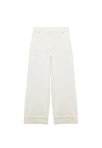 Witte wijde broek met kantafwerking aan de onderkant, riemlussen en zijzakken, plat weergegeven op een witte achtergrond.