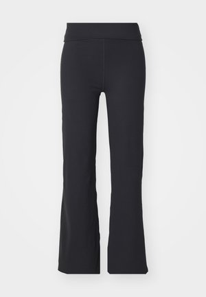 Zwarte flared broek van stretchmateriaal met een hoge tailleband. Kenmerkt zich door strakke lijnen en een gladde textuur, geschikt voor casual gebruik.