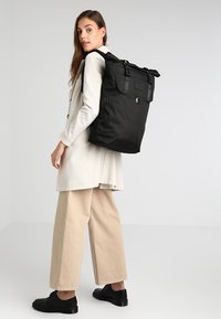 Doughnut CHRISTOPHER - Dnevni ruksak - black
