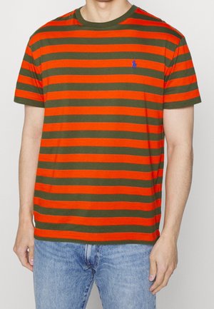 Gestreiftes T-Shirt in Orange und Olivgrün, aus Baumwollmaterial, mit rundem Ausschnitt und kurzen Ärmeln, verfügt über ein kleines blaues Logo auf der Brust.