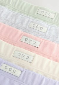 Set od pet tekstilnih predmeta u pastelnim bojama: mentol zelena, siva, ružičasta, kremasta i lavanda, svaki s oznakom s tri mala srca.
