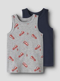 Twee mouwloze kinderhemden, één grijs met rode brandweerwagen- en brandkraanprints, de ander effen donkerblauw.