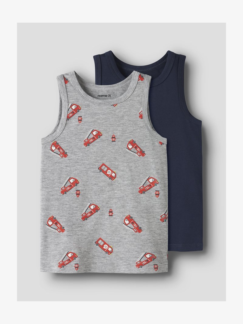 Twee mouwloze kinderhemden, één grijs met rode brandweerwagen- en brandkraanprints, de ander effen donkerblauw.