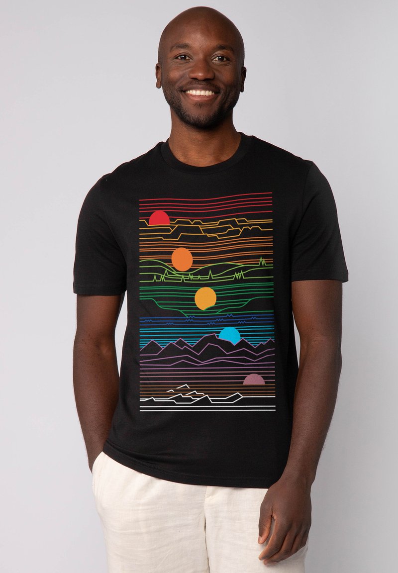Schwarzes T-Shirt mit einem mehrfarbigen Grafikdesign, das horizontale Linien und kreisförmige Formen aufweist, die Sonnenmotive über geschichteten Bergen ähneln.