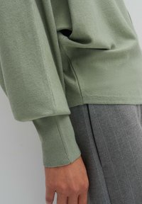 someday. Stickad tröja - green