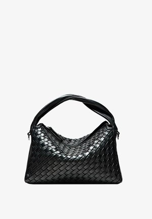 Černá pletená kožená kabelka s měkkým, strukturovaným tvarem. Má jednu rukojeť a zipové zavírání, které zdůrazňuje strukturovaný povrch.