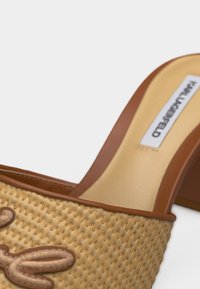 Ταμπά υφαντό παπούτσι mule με καφέ δερμάτινη επένδυση και κεντητό σχέδιο στο μπροστινό μέρος, με τετράγωνο τακούνι και ορατή ετικέτα στη σόλα.