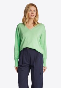 Rich & Royal MIT WEITEM AUSSCHNITT - Strickpullover - green tea