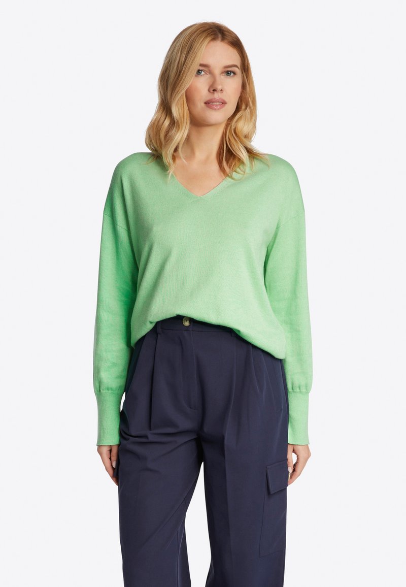 Rich & Royal MIT WEITEM AUSSCHNITT - Strickpullover - green tea