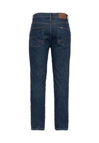 Vaqueros de mezclilla azul oscuro con un diseño de pierna recta, cinco bolsillos, detalles de costura y un parche trasero de cuero con el logo de la marca.