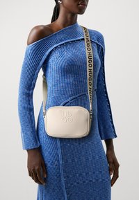 HUGO CROSSBODY  - Torba preko tijela - open white