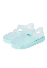 Translucente lichtblauwe sandalen met een platte, gestructureerde zool. Beschikt over een open ontwerp met banden en uitsparingen voor ventilatie.