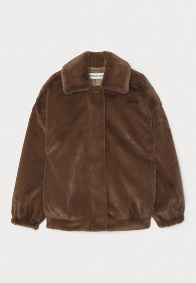 Braune Fake-Fur-Jacke mit einem Kragenhals, weicher Textur und elastischen Bündchen. Hat einen geraden Schnitt und keine sichtbaren Verschlüsse.