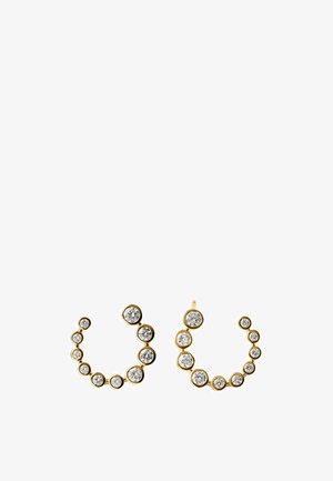 Pendientes de aro de oro, cada uno con una fila graduada de gemas redondas claras en engastes de bisel que forman un diseño de círculo abierto.