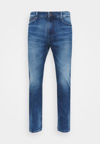 Jeans de mezclilla azul con un corte recto, con una cintura de altura media, efecto desgastado, cinco bolsillos y un cierre de botón en la parte delantera.