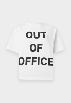 Hvit t-skjorte med fet svart tekst som sier "OUT OF OFFICE" sentrert på forsiden, med vanlig rund hals og korte ermer.
