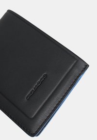Zwarte leren portemonnee met blauwe accenten, voorzien van een minimalistisch ontwerp en een reliëflogo. Vriendelijke textuur en nette stiksels.